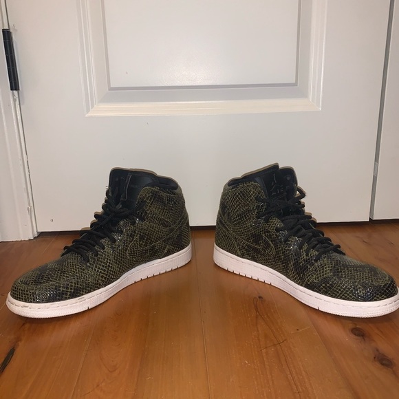 Women’s Snake skin Nike air Jordan sneakers - Picture 5 of 6